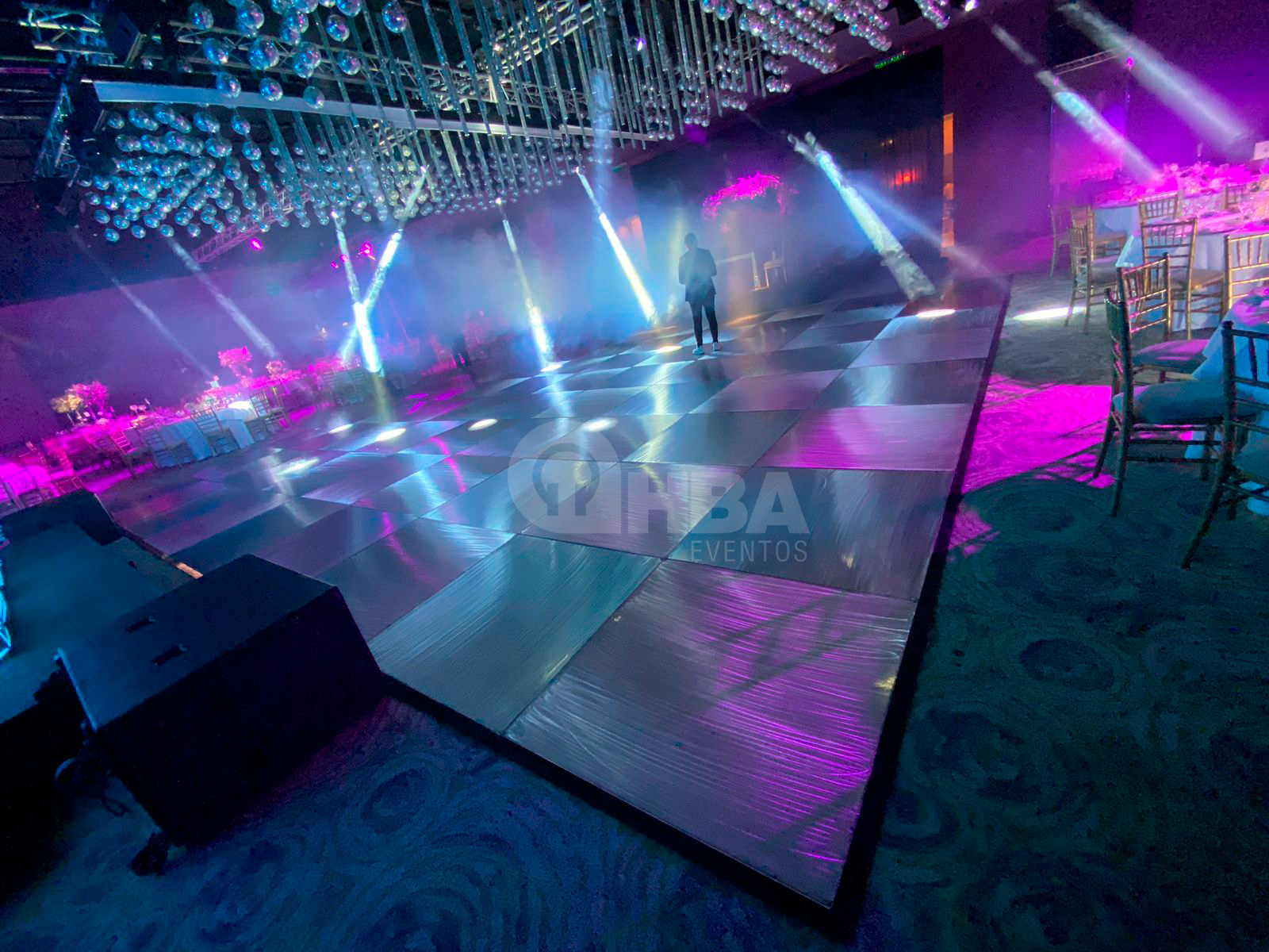 Alquilar pista de baile: Beneficios y consejos. Pista de baile HBA djs de acero pulido en puesta espectacular de fiesta